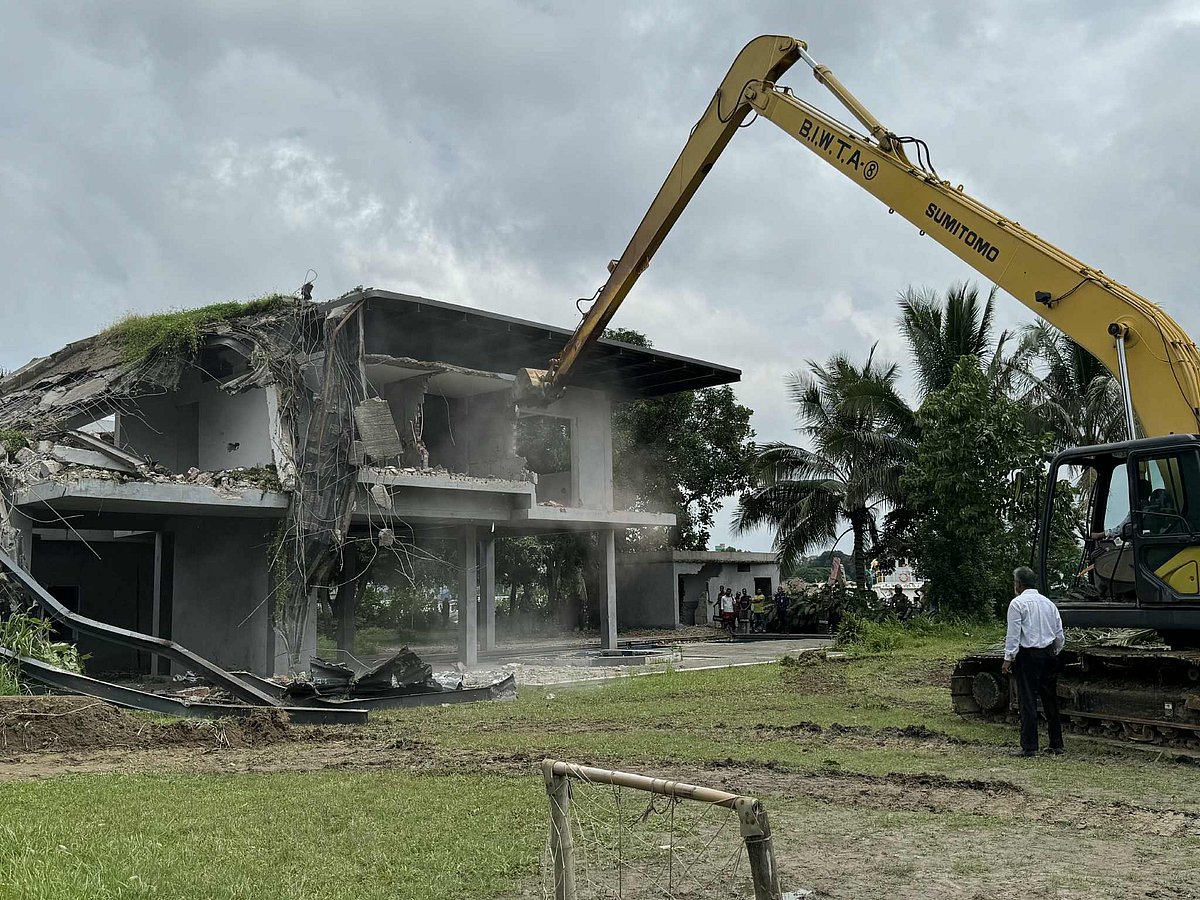 ঢাকার কেরানীগঞ্জে বুড়িগঙ্গা নদীর তীর থেকে সাবেক বিদ্যুৎ প্রতিমন্ত্রী নসরুল হামিদের অবৈধ বাগানবাড়ি উচ্ছেদ করা হয়েছে। আজ বুধবার সকালে দক্ষিণ কেরানীগঞ্জের কোন্ডা ইউনিয়নের কাউটাইল এলাকায়