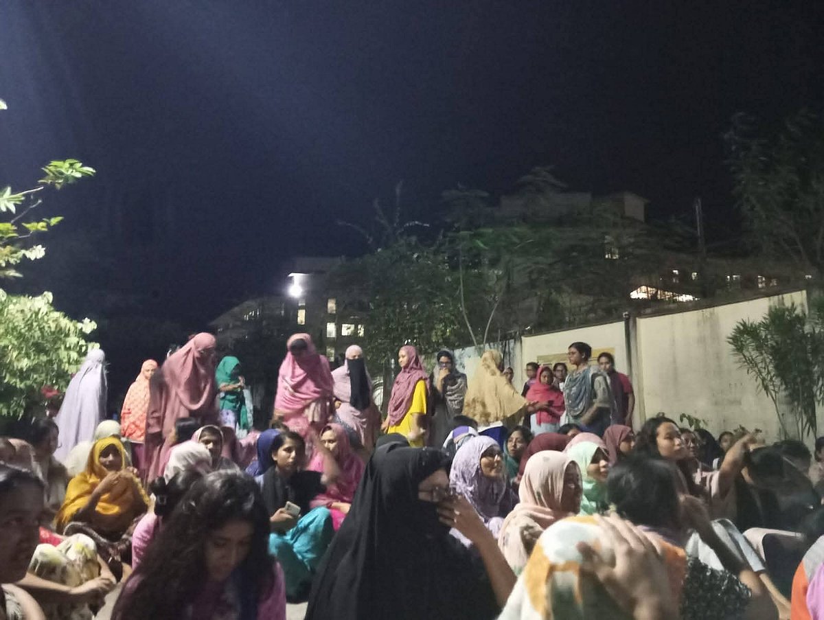 চার দাবিতে হলে ছাত্রীদের বিক্ষোভ। গতকাল রাতে নোয়াখালী বিজ্ঞান ও প্রযুক্তি বিশ্ববিদ্যালয়ের নবাব ফয়জুন্নেসা চৌধুরানী হলে
