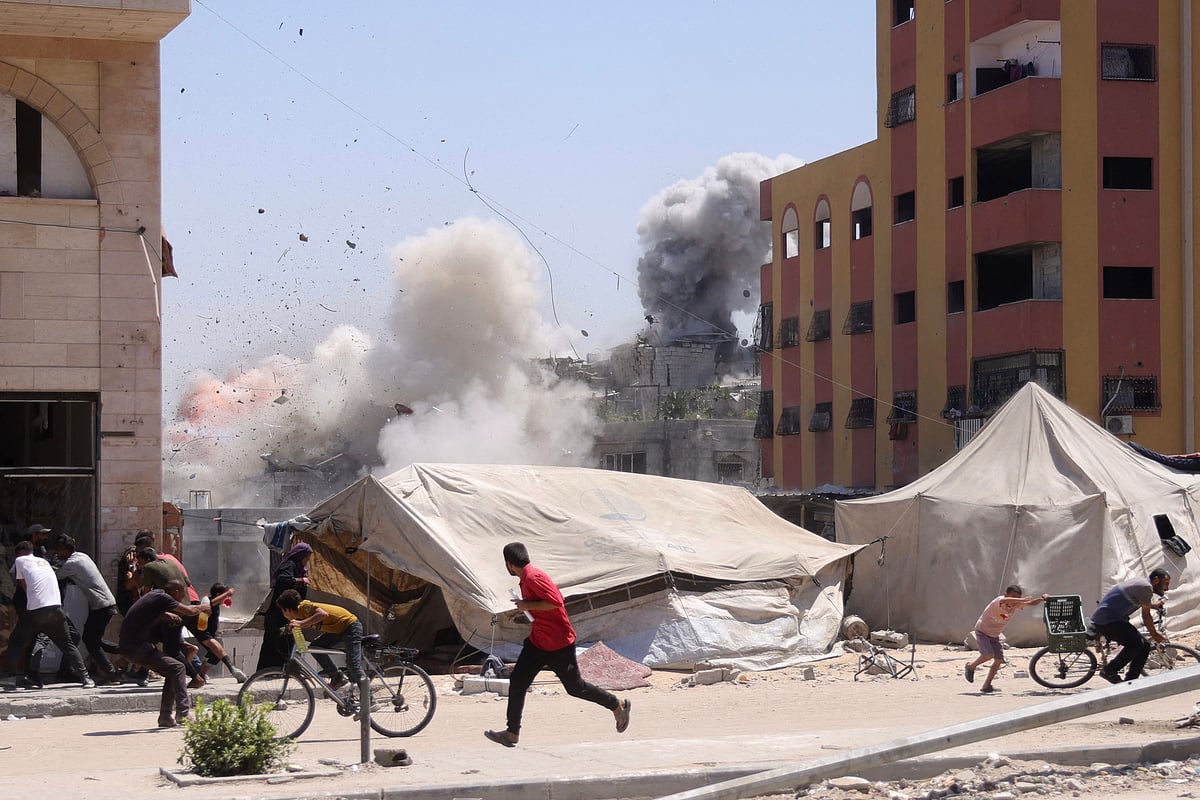 গাজার জাবালিয়ায় ইসরায়েলি হামলার পর ধ্বংসযজ্ঞ দেখে নিরাপদ আশ্রয়ের খোঁজে দৌড়াচ্ছেন ফিলিস্তিনিরা। ২০ আগস্ট, গাজা