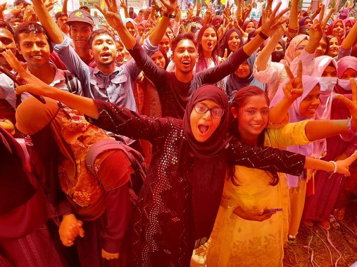 নীলফামারী সরকারি উচ্চ বদ্যিালয় মাঠে শিখো-প্রথম আলো আয়োজিত এসএসসি ও সমমানরে পরীক্ষায় জপিএ-৫ পাওয়া কৃতী শিক্ষার্থী সংবর্ধনা অনুষ্ঠানে শিক্ষার্থীদের উচ্ছ্বাস। বুধবার সকালে