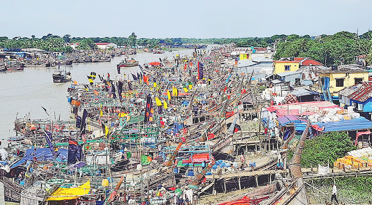 পটুয়াখালীর কলাপাড়ার মহিপুর বন্দরে ভিড়ে আছে ইলিশ ধরার নৌযান। এসব নৌযান ইলিশ ধরতে যায় সাগরে