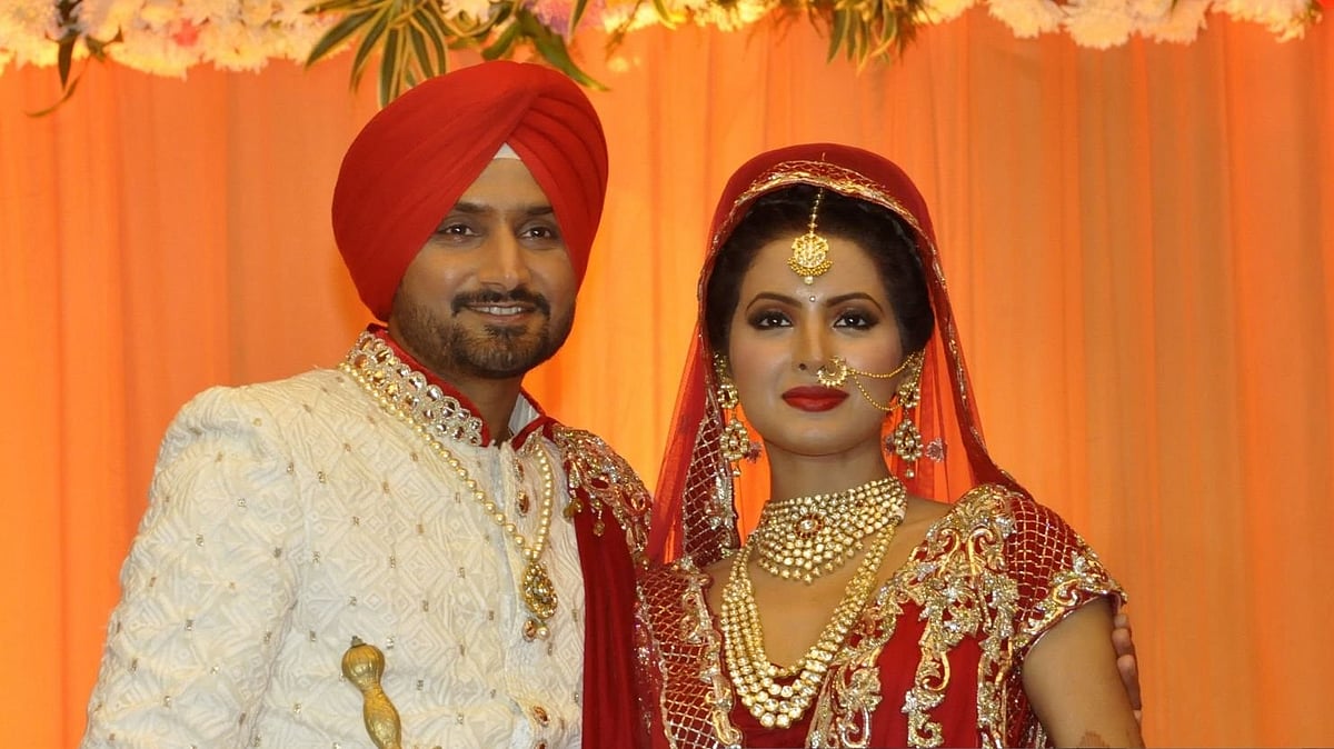 সাবেক ভারতীয় স্পিনার হরভজন সিং ও তাঁর স্ত্রী গীতা বসরা