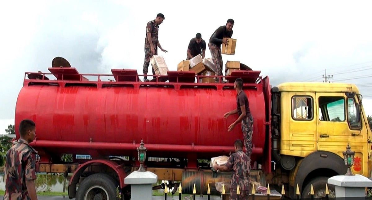 জব্দ করা তেলবাহী ট্যাংকার। এর ভেতরে মিলেছে অবৈধ ভারতীয় পণ্য। আজ সকাল তোলা