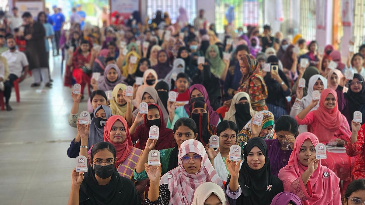 বাগেরহাট জেলা পরিষদ মিলনায়তনে আজ বৃহস্পতিবার শিক্ষার ডিজিটাল প্ল্যাটফর্ম শিখোর পৃষ্ঠপোষকতায় ও প্রথম আলোর আয়োজনে জিপিএ-৫ পাওয়া কৃতী শিক্ষার্থী সংবর্ধনা দেওয়া হয়েছে। ছবি: প্রথম আলো