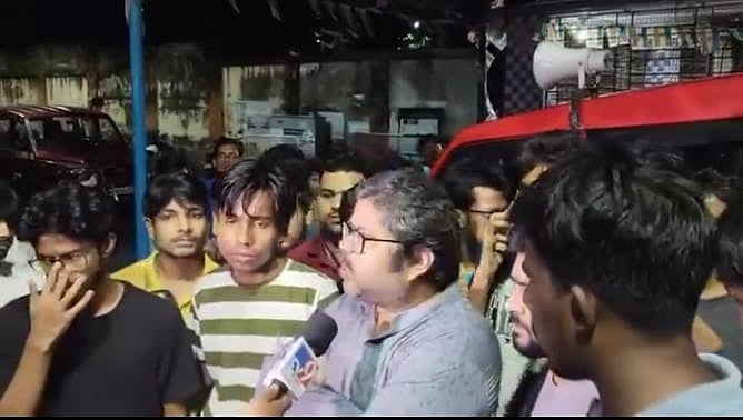 শিক্ষার্থীর ওপর হামলার খবর পেয়ে বাংলা জাতীয়তাবাদী সংগঠন বাংলা পক্ষের সাধারণ সম্পাদক বর্গ চট্টোপাধ্যায় ঘটনাস্থলে যান