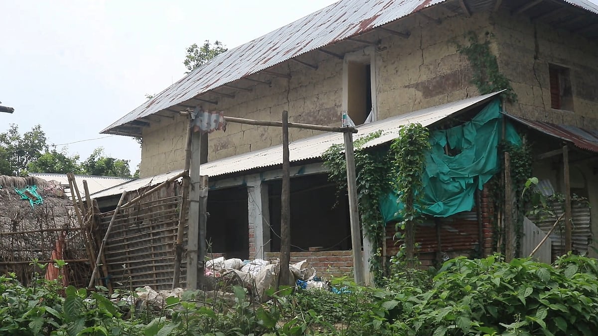 আসামিপক্ষের বাড়িঘরে হামলা, ভাঙচুরের পর পরিত্যক্ত অবস্থায়। সম্প্রতি নওগাঁর নিয়ামতপুর উপজেলার চন্দননগর ইউনিয়নের ডাঙ্গাপাড়া গ্রামে
