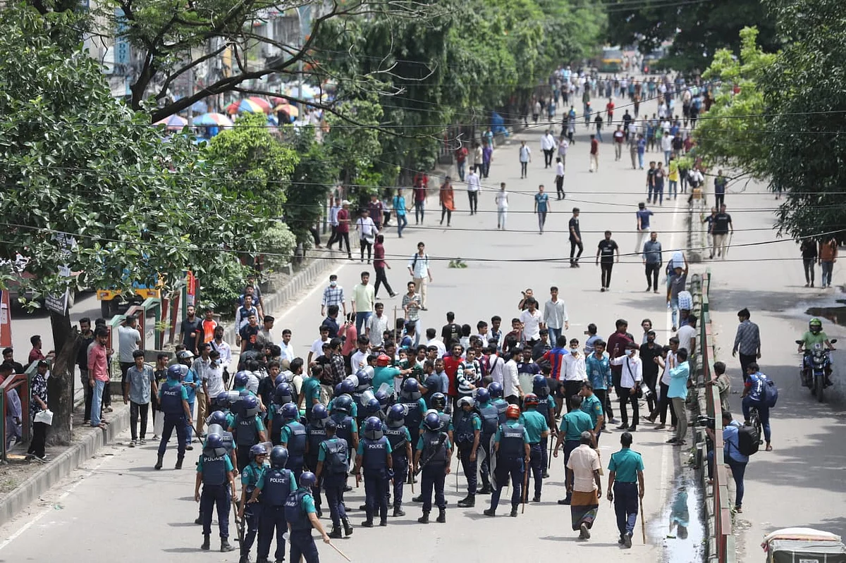 সায়েন্স ল্যাবে ঢাকা ও সিটি কলেজের শিক্ষার্থীদের মধ্যে সংঘর্ষ। আজ বৃহস্পতিবার বেলা সাড়ে ১১টার দিকে এই সংঘর্ষ শুরু হয়