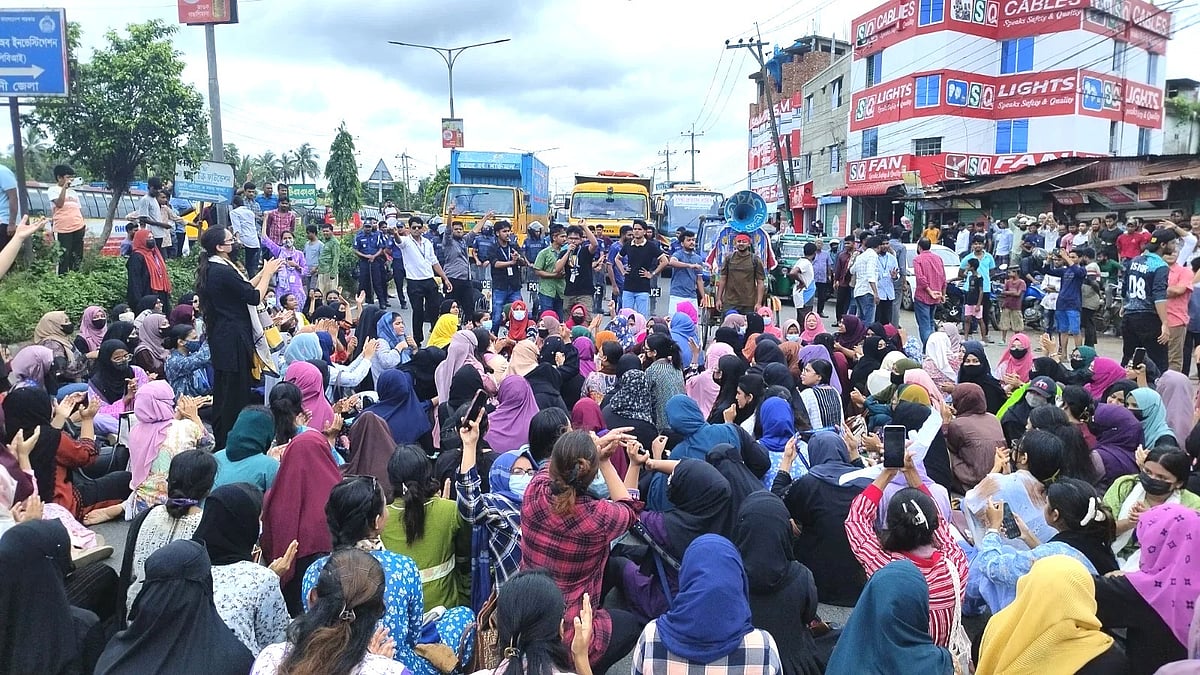 স্থায়ী ক্যাম্পাস নির্মাণসহ চার দাবিতে ঢাকা–চট্টগ্রাম মহাসড়ক অবরোধ করে বিক্ষোভ করেছেন ফেনী ইউনিভার্সিটির শিক্ষার্থীরা। আজ দুপুরে জেলার মহিপাল ফ্লাইওভারের উত্তর দিকে