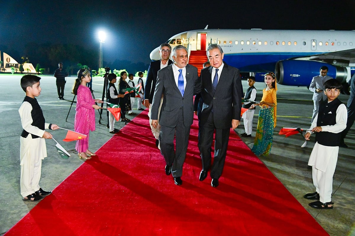 ইসলামাবাদে পৌঁছালে চীনের পররাষ্ট্রমন্ত্রী ওয়াং-ইকে স্বাগত জানান পাকিস্তানের পররাষ্ট্রমন্ত্রী ইসহাক দার