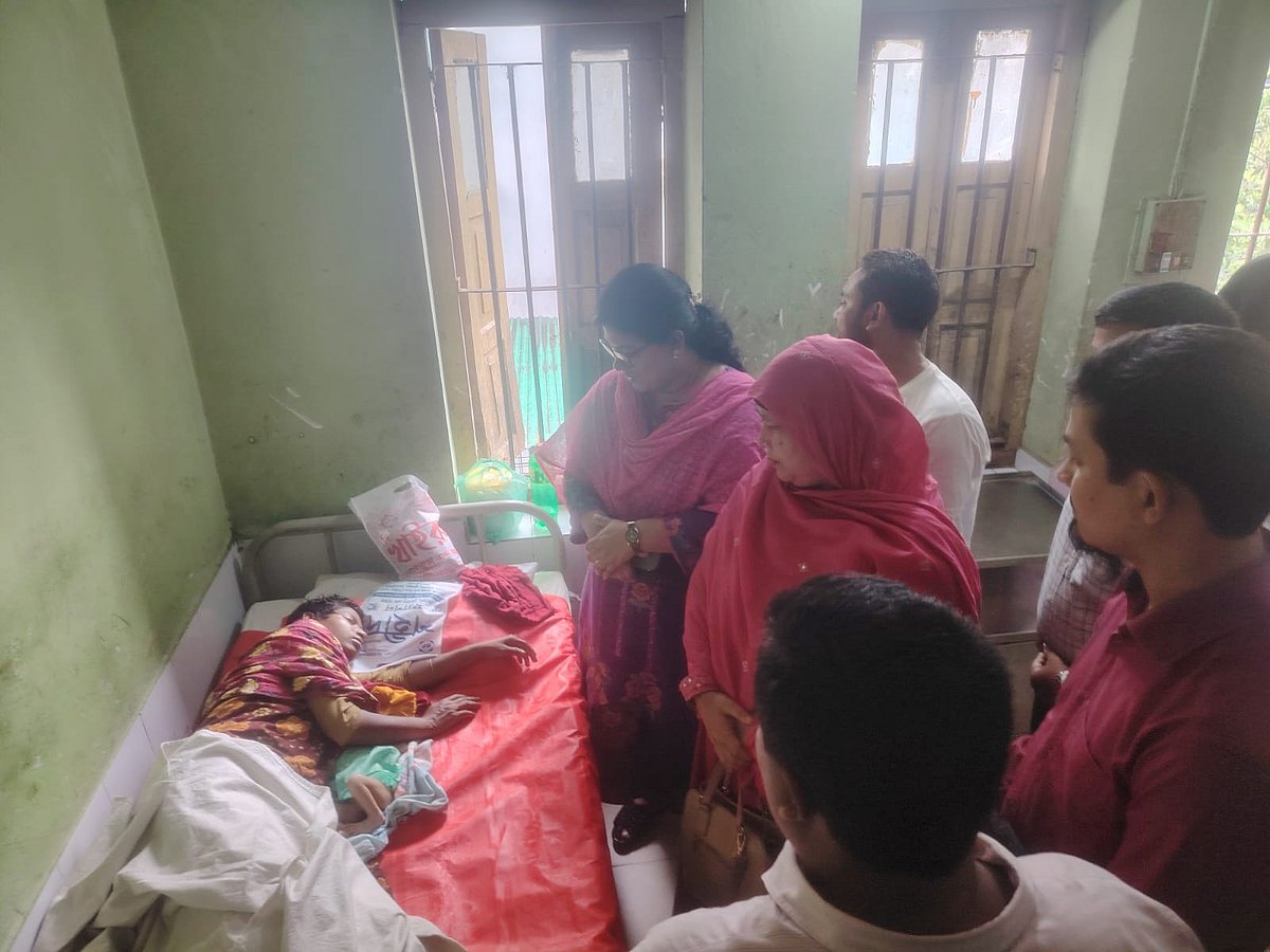 ময়মনসিংহের ফুলপুরে মানসিক ভারসাম্যহীন নারী ও নবজাতককে দেখতে আজ দুপুরে উপজেলা স্বাস্থ্য কমপ্লেক্সে যান ইউএনও সাদিয়া ইসলাম