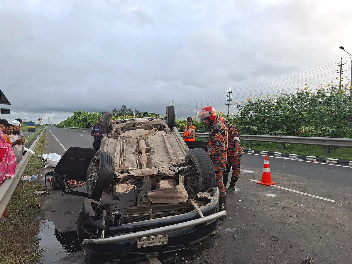 এক্সপ্রেসওয়েতে দ্রুতগতির প্রাইভেট কার নিয়ন্ত্রণ হারিয়ে উল্টে গেছে। আজ বৃহস্পতিবার সকালে মুন্সিগঞ্জের শ্রীনগরে ষোলঘর যাত্রীছাউনি এলাকায়
