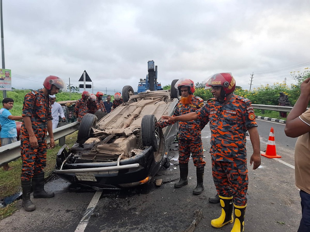 প্রাইভেট কার নিয়ে পালানোর সময় এক্সপ্রেসওয়েতে নিয়ন্ত্রণ হারিয়ে গাড়িটি উল্টে যায়। আজ বৃহস্পতিবার সকালে মুন্সিগঞ্জের শ্রীনগরে ষোলঘর যাত্রীছাউনি এলাকায়