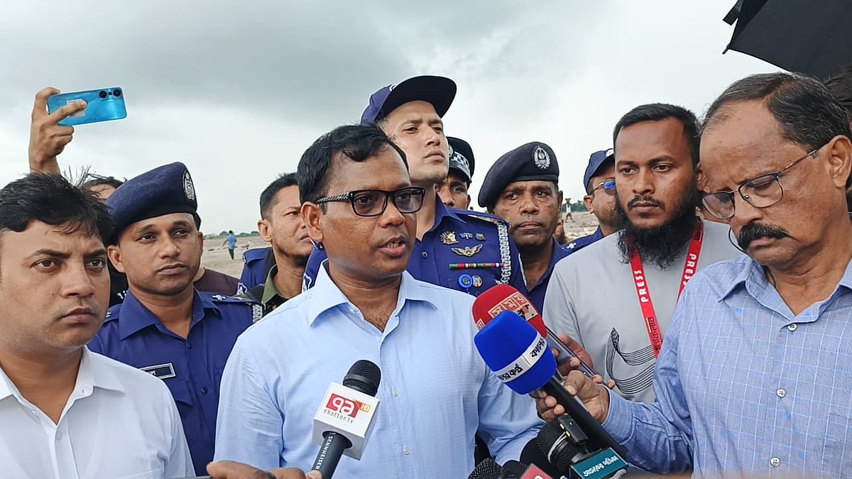 সিলেটের কোম্পানীগঞ্জ উপজেলার ভোলাগঞ্জ সাদাপাথর এলাকায় গণমাধ্যমকর্মীদের সঙ্গে কথা বলেন নতুন জেলা প্রশাসক মো. সারওয়ার আলম