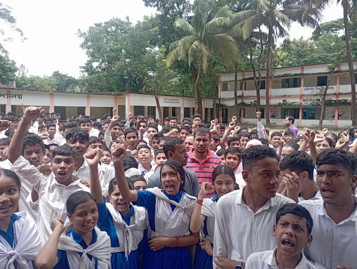 প্রধান শিক্ষকের ওপর হামলার প্রতিবাদে বিক্ষোভ করেছে শিক্ষার্থীরা। আজ বেলা ১১টার দিকে চট্টগ্রামের পটিয়া উপজেলার হাইদগাঁও উচ্চ বিদ্যালয়ে