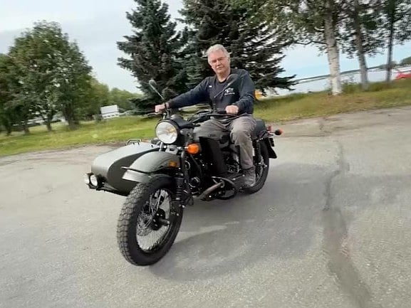 পুতিন থেকে পাওয়া উপহারের মোটরসাইকেলে মার্ক ওয়ারেন