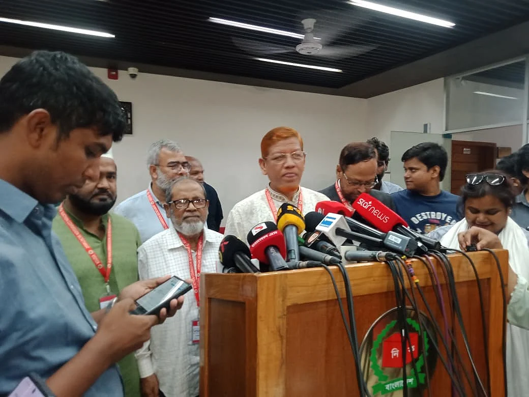 প্রধান নির্বাচন কমিশনার (সিইসি) এ এম এম নাসির উদ্দীনের সঙ্গে বৈঠক থেকে বেরিয়ে সাংবাদিকদের সঙ্গে কথা বলেন জামায়াতে ইসলামীর সহকারী সেক্রেটারি জেনারেল হামিদুর রহমান আযাদ। আজ বৃহস্পতিবার বিকেলে রাজধানীর আগারগাঁওয়ে নির্বাচন কমিশন ভবনে 