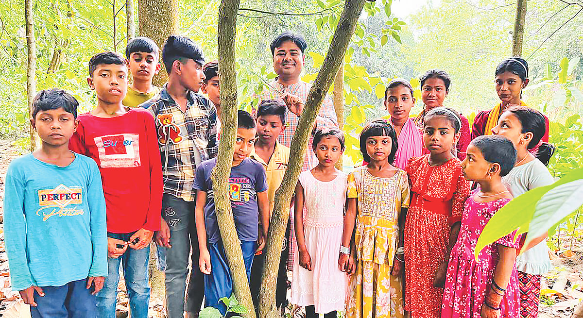 শিশুদের সঙ্গে ‘প্রকৃতির পাঠশালায়’ মো. মাহবুবুল ইসলাম। সম্প্রতি সিরাজগঞ্জের কামারখন্দের বাজার ভদ্রঘাটে
