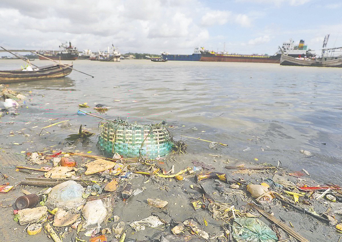 কর্ণফুলী নদীতে ভাসছে প্লাস্টিকের বোতল, পলিথিন, ছেঁড়া জালের টুকরা ও প্লাস্টিকের টুকরি। মঙ্গলবার বিকেলে চট্টগ্রাম নগরের নতুন ফিশারি ঘাট এলাকায়