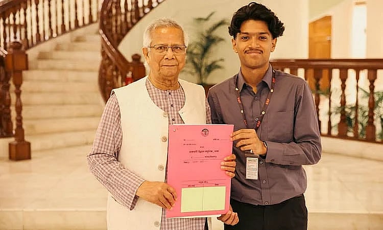 প্রধান উপদেষ্টা অধ্যাপক মুহাম্মদ ইউনূস রাষ্ট্রীয় অতিথি ভবন যমুনায় মাহির সরওয়ার মেঘের হাতে পূর্বাচলের তিন কাঠা জমির দলিল হস্তান্তর করেন। ২১ আগস্ট