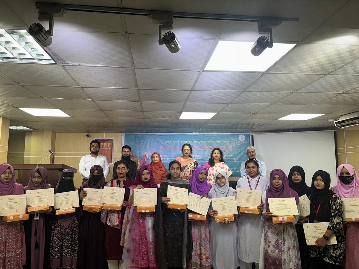 ‘আমার দেখা জুলাই গণ–অভ্যুত্থান’ শিরোনামে রচনা প্রতিযোগিতায় বিজয়ীদের মধ্যে সনদ বিতরণ করা হয়। ঢাকা, ২১ আগস্ট