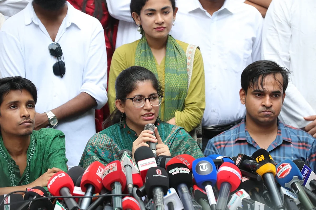 ঢাকা বিশ্ববিদ্যালয়ের অপরাজেয় বাংলার পাদদেশে সংবাদ সম্মেলন করে এই প্যানেল ঘোষণা করা হয়