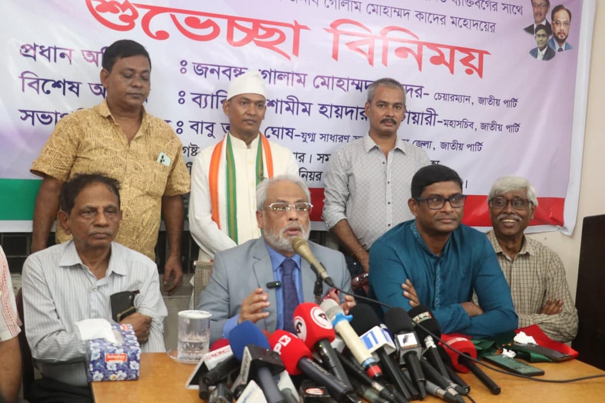 জাপার কেন্দ্রীয় কার্যালয় মিলনায়তনে শুভ জন্মাষ্টমী উপলক্ষে সনাতন ধর্মাবলম্বীদের সঙ্গে শুভেচ্ছা বিনিময় করেন জি এম কাদের। ২১ আগস্ট