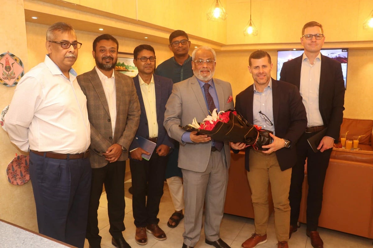 জাতীয় পার্টির চেয়ারম্যান জি এম কাদের আইআরআই প্রতিনিধিদলকে ফুল দিয়ে শুভেচ্ছা জানান। ঢাকা, ২১ আগস্ট