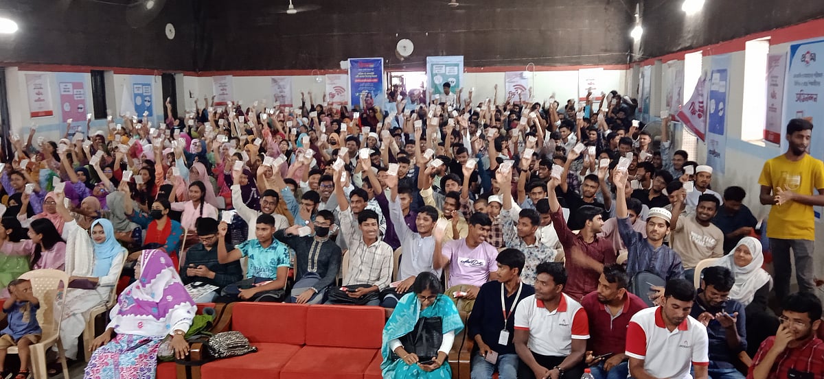 লালমনিরহাটে শিখো–প্রথম আলো জিপিএ–৫ সংবর্ধনা অনুষ্ঠানে ক্রেস্ট হাতে উচ্ছ্বাস প্রকাশ করে কৃতী শিক্ষার্থীরা। বৃহস্পতিবার জেলা পরিষদ মিলনায়তনে