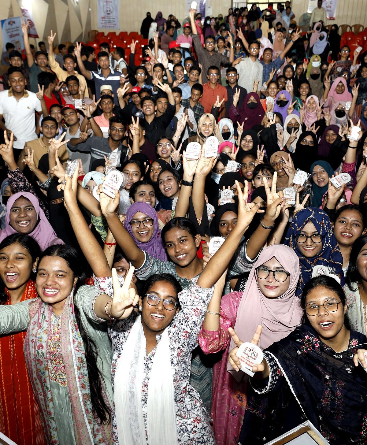 ফেনীতে শিখো-প্রথম আলো জিপিএ–৫ প্রাপ্তদের কৃতী সংবর্ধনায় আসা শিক্ষার্থীদের একাংশ। আজ সকালে জেলার শিল্পকলা একাডেমি প্রাঙ্গণে