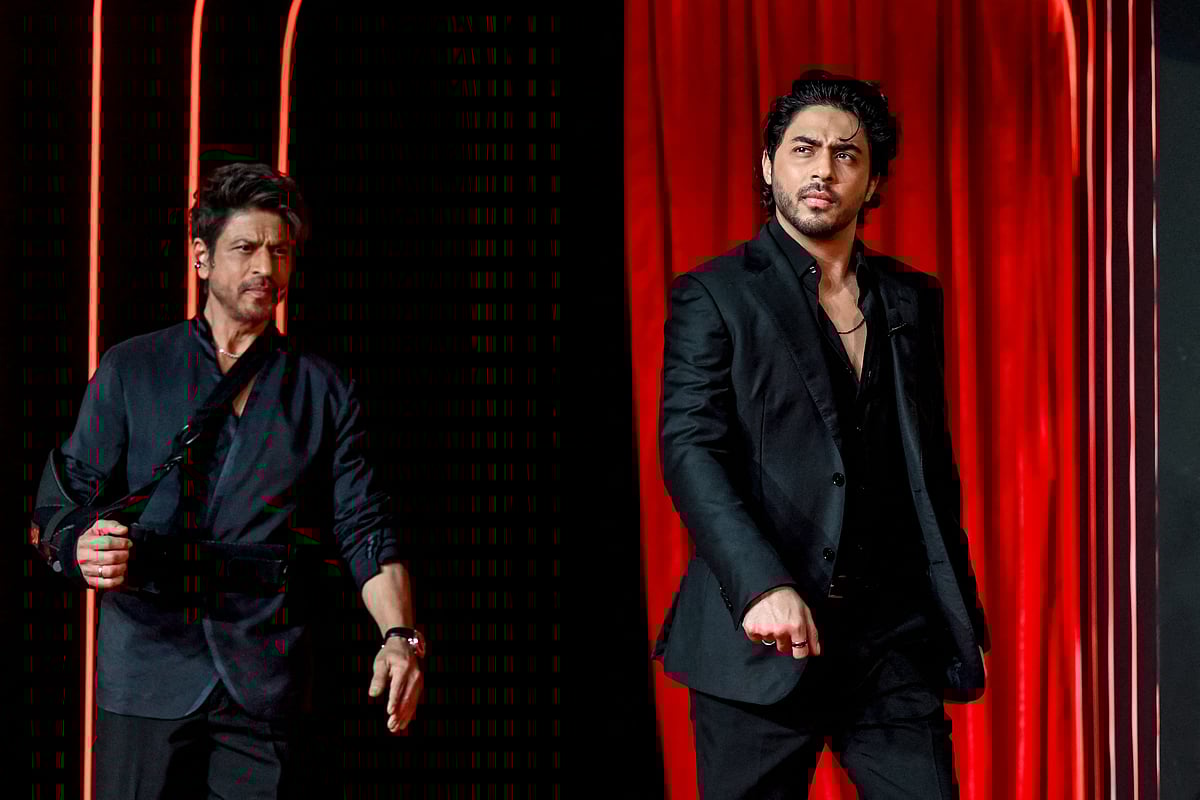 অনুষ্ঠানে শাহরুখ খান ও আরিয়ান খান। এএফপি