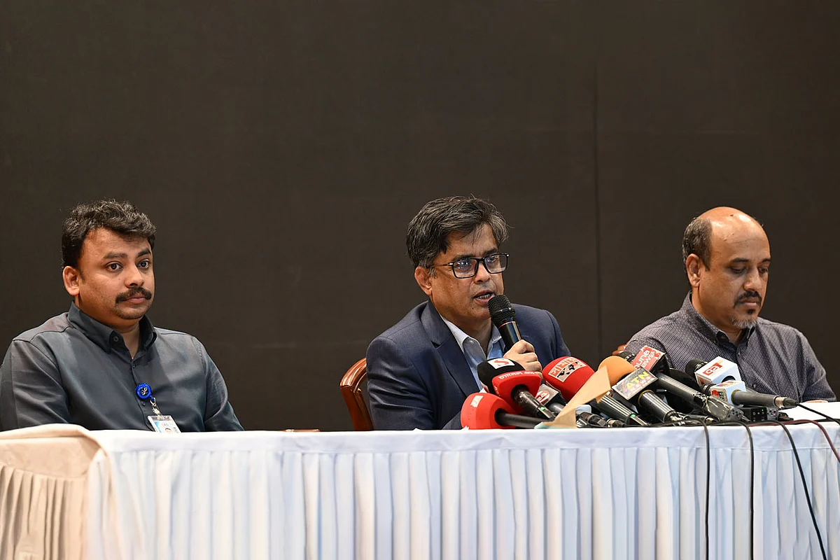 উপদেষ্টা পরিষদের বৈঠক শেষে সংবাদ সম্মেলন করে বৈঠকের সিদ্ধান্ত জানান প্রেস সচিব শফিকুল আলম। ফরেন সার্ভিস একাডেমি, ঢাকা। ২১ আগস্ট