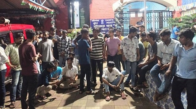 ভারতের পশ্চিমবঙ্গে শিয়ালদহে হিন্দি না বলায় ‘বাংলাদেশি’ আখ্যা দিয়ে কলকাতা বিশ্ববিদ্যালয়ের শিক্ষার্থীদের মারধর করে হিন্দিভাষী ব্যবসায়ী ও দোকানদাররা।