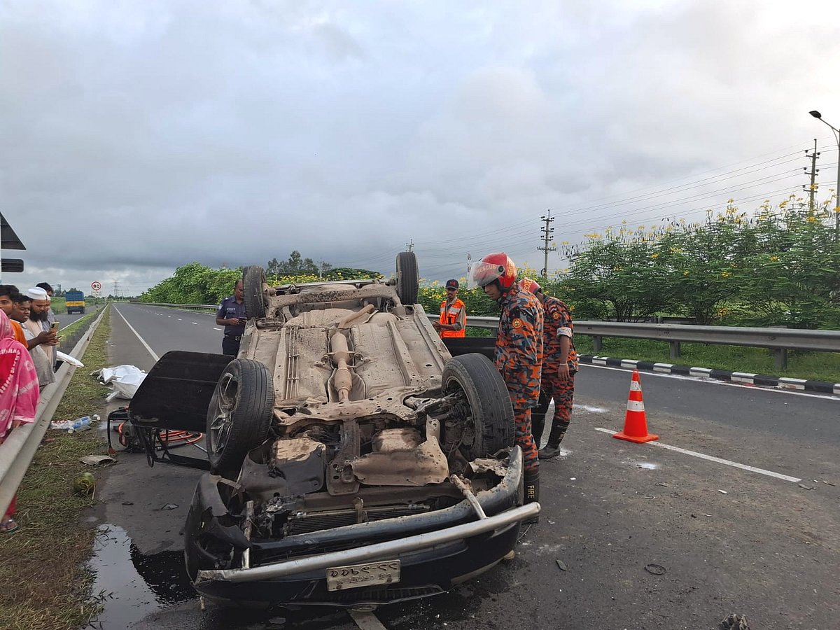 এক্সপ্রেসওয়েতে দ্রুতগতির প্রাইভেট কার নিয়ন্ত্রণ হারিয়ে উল্টে গেছে। আজ বৃহস্পতিবার সকালে মুন্সিগঞ্জের শ্রীনগরে ষোলঘর যাত্রীছাউনি এলাকায়