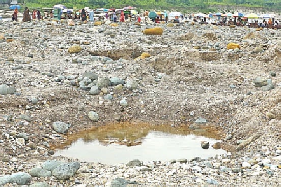 পাথর লুট করে নেওয়ার পর সাদাপাথর পর্যটনকেন্দ্রের দৃশ্য। সম্প্রতি সিলেটের কোম্পানীগঞ্জের ভোলাগঞ্জে