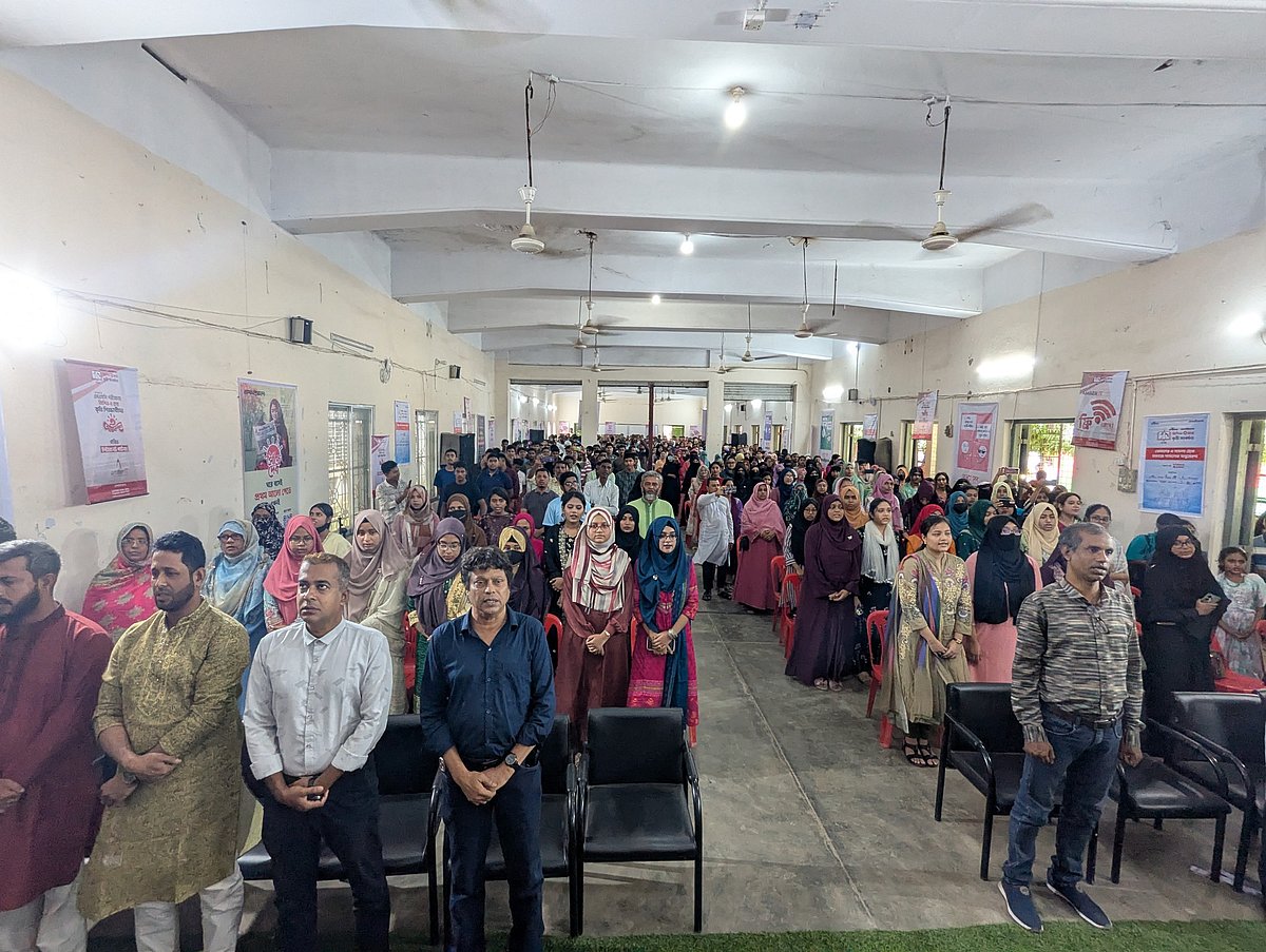 উত্তরায় মাইলস্টোন স্কুল অ্যান্ড কলেজে বিমান বিধ্বস্ত হওয়ার ঘটনায় নিহতদের স্মরণে দাঁড়িয়ে এক মিনিট নীরবতা পালন করা হয়। আজ সকালে ব্রাহ্মণবাড়িয়া সরকারি কলেজের লেকচার থিয়েটার (এলটি রুম) ভবনে