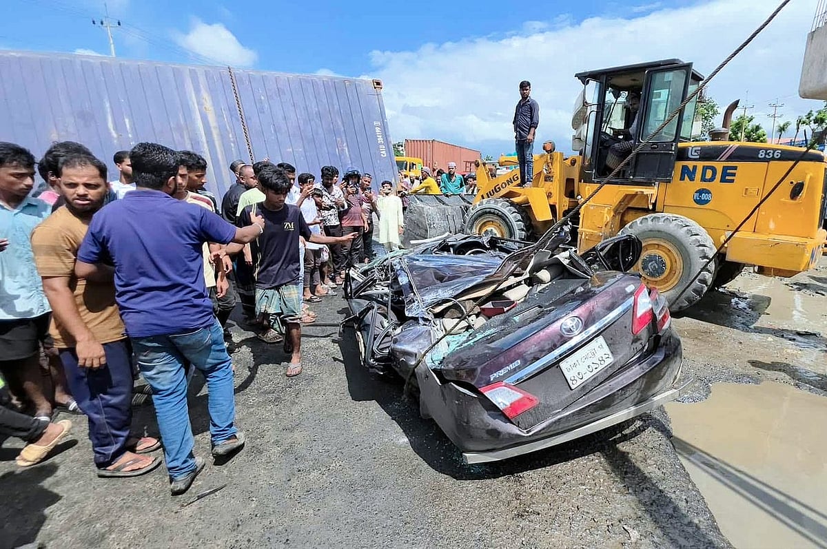 দুর্ঘটনাকবলিত প্রাইভেট কার। আজ দুপুরে কুমিল্লা সদর দক্ষিণ উপজেলায় পদুয়ার বাজার এলাকায়