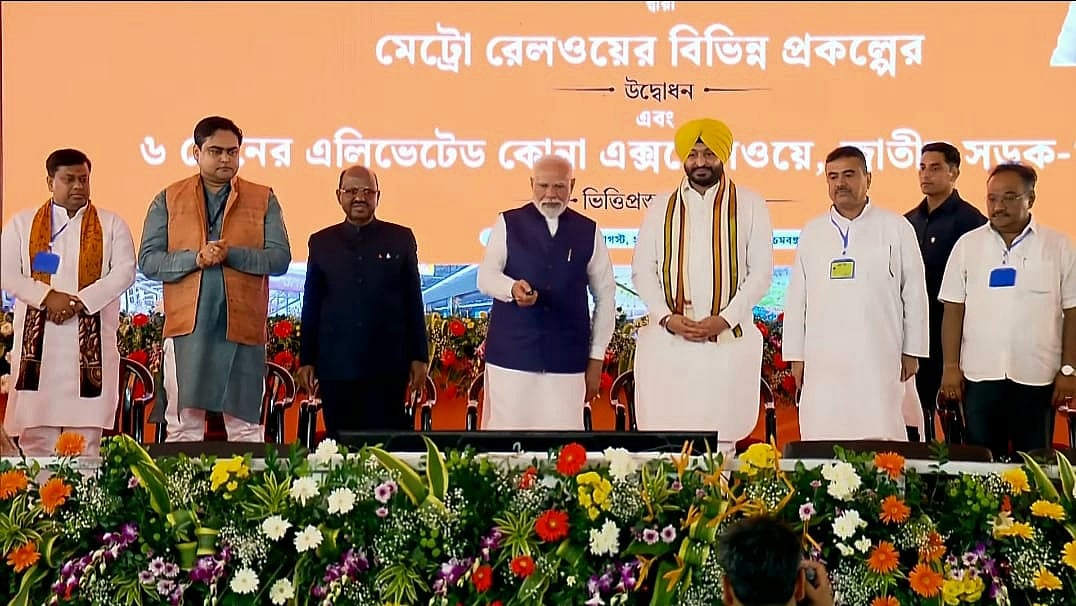 তিনটি মেট্রোরেল পরিষেবার উদ্বোধনী অনুষ্ঠানে ভারতের প্রধানমন্ত্রী নরেন্দ্র মোদি। পশ্চিমবঙ্গের দমদম যশোর রোড নতুন মেট্রো স্টেশনে, ২২ আগস্ট ২০২৫