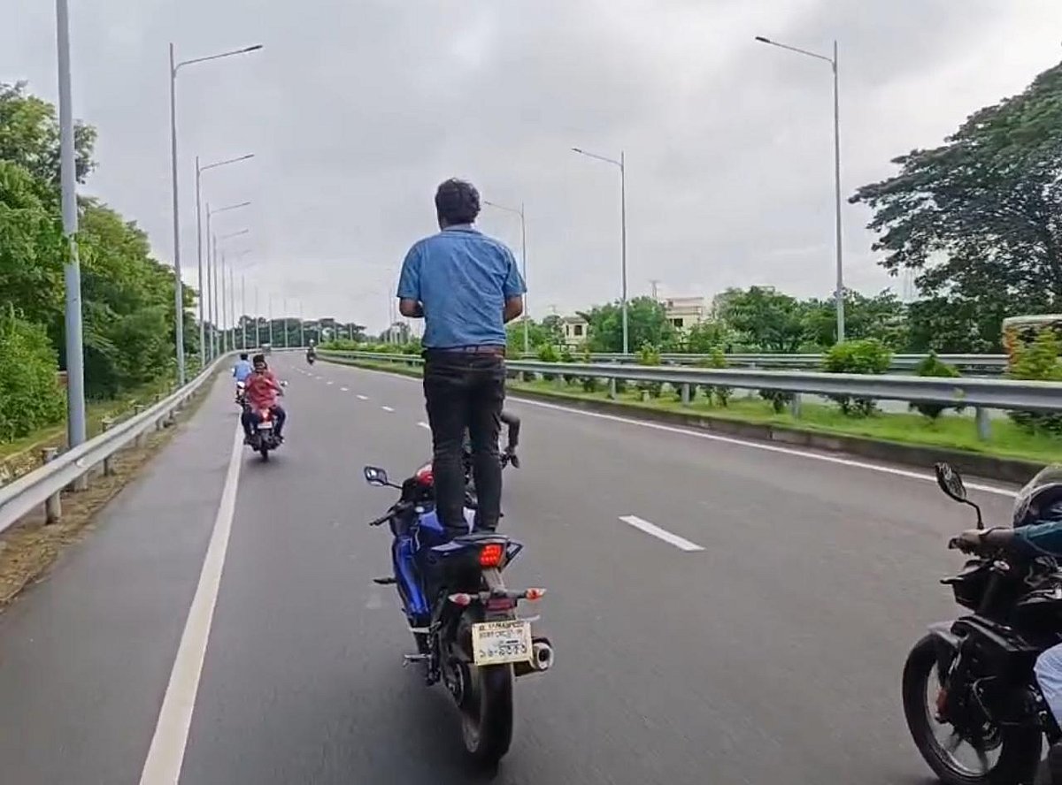 চলন্ত মোটরসাইকেলে দাঁড়িয়ে স্ট্যান্ট করেন এক যুবক