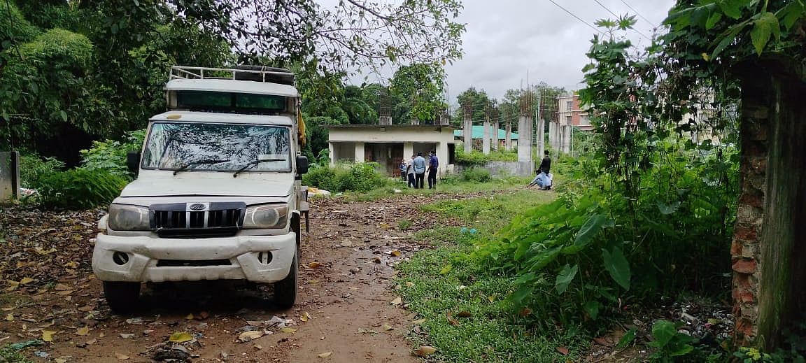 নিহত মা–মেয়ের লাশ মর্গে। তা নিতে এসেছেন গ্রামের কয়েকজন বাসিন্দা। আজ সকালে খাগড়াছড়ি সদর হাসপাতালের লাশ ঘরের সামনে থেকে তোলা