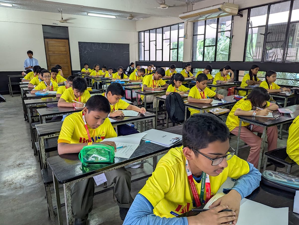 অলিম্পিয়াডে সমস্যার সমাধানে ব্যস্ত শিক্ষার্থীরা। আজ শুক্রবার ঢাকার সেন্ট জোসেফ উচ্চমাধ্যমিক বিদ্যালয়ে