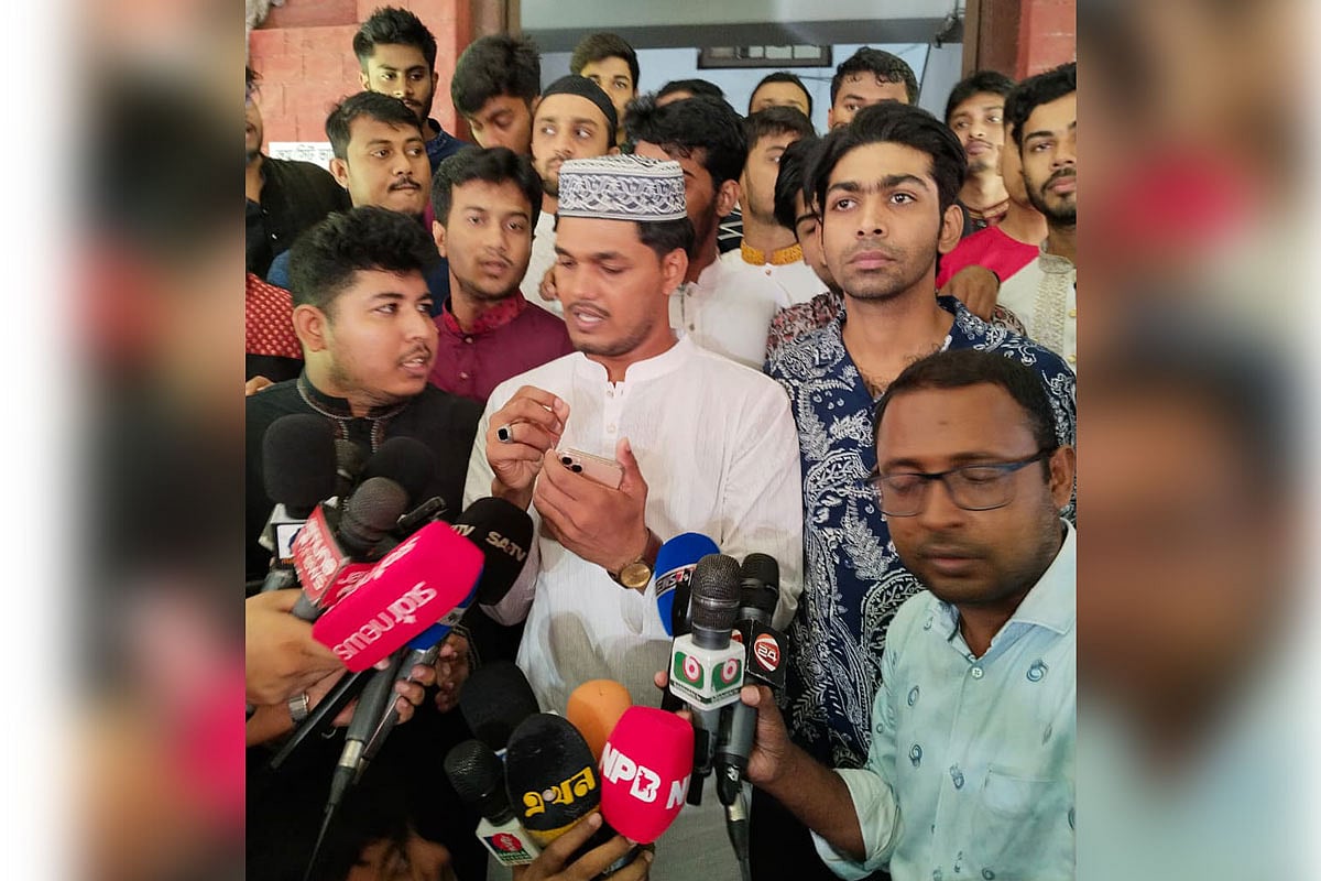 বিশ্ববিদ্যালয়ের ডক্টর মুহাম্মদ শহীদুল্লাহ হলে শিক্ষার্থীদের সঙ্গে কুশল বিনিময় করেন ছাত্রদলের ভিপি প্রার্থী আবিদুল ইসলাম খান