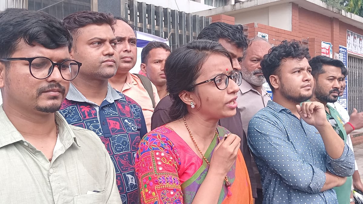 কৃষি সম্প্রসারণ অধিদপ্তরের সামনে আজ শুক্রবার দুপুর সাড়ে ১২টার দিকে সাংবাদিকদের সঙ্গে কথা বলেন জাতীয় সংখ্যালঘু সম্মেলনের উদ্যোক্তারা