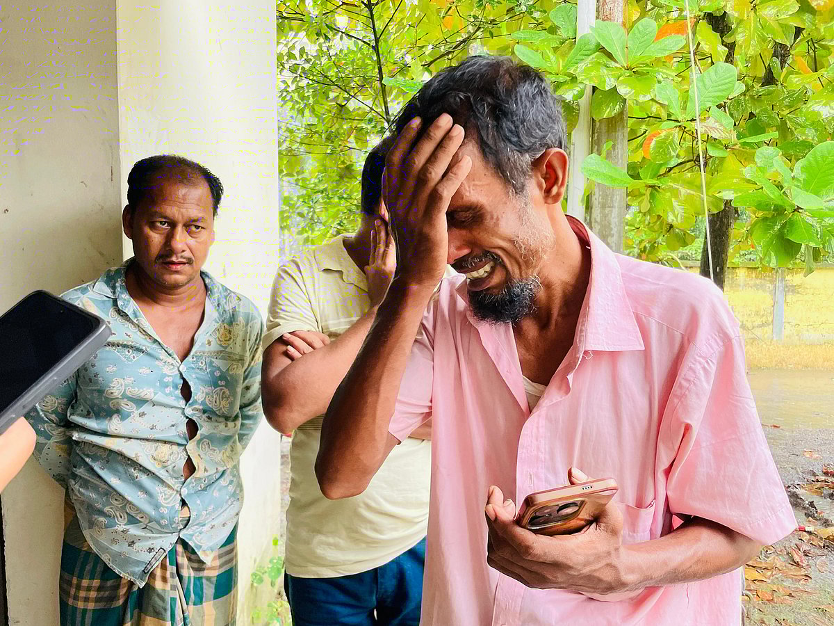 কুমিল্লা মেডিকেল কলেজ হাসপাতালের মর্গের সামনে ছেলে সায়েমের কথা বলতে গিয়ে কান্নায় ভেঙে পড়েন বাবা আমিনুল ইসলাম। শুক্রবার দুপুরে তোলা