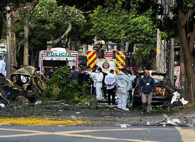 ক্যালিতে গাড়িবোমা হামলার পর নিরাপত্তা বাহিনী ও ফরেনসিক দলের সদস্যরা ধ্বংসাবশেষের পাশে কাজ করছেন। ২১ আগস্ট, ২০২৫