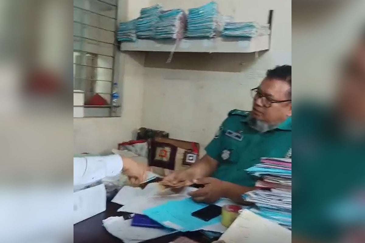 ভিডিও ভাইরাল হওয়ার পর পুলিশের এসআই শাহিন ভূঁইয়াকে প্রত্যাহার করা হয়েছে