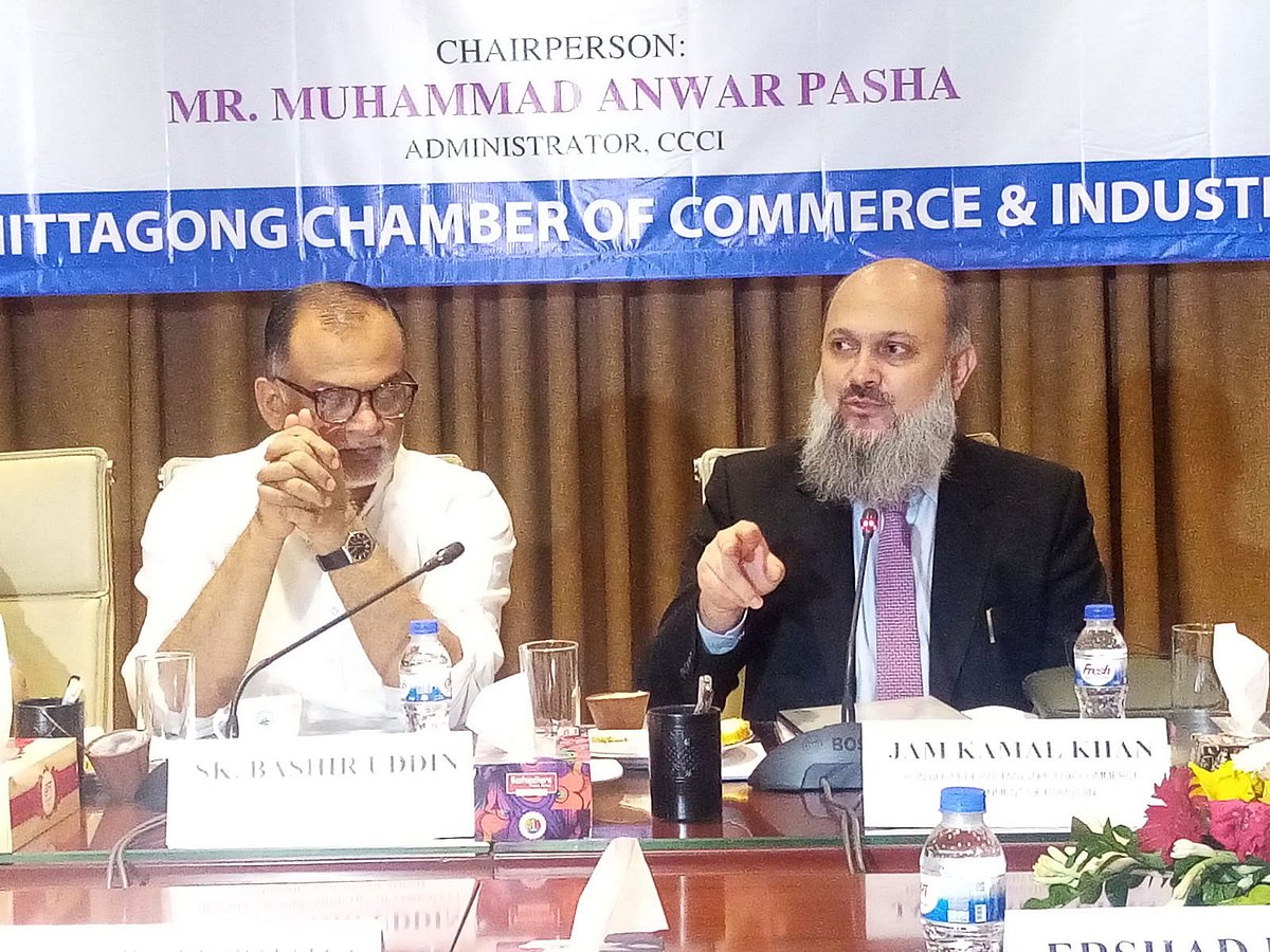 চট্টগ্রাম চেম্বার অব কমার্সের উদ্যোগে আয়োজিত বৈঠকে বক্তব্য দেন পাকিস্তানের বাণিজ্যমন্ত্রী জাম কামাল খান (ডানে)। আজ দুপুরে নগরের আগ্রাবাদ বিশ্ব বাণিজ্য কেন্দ্রে
