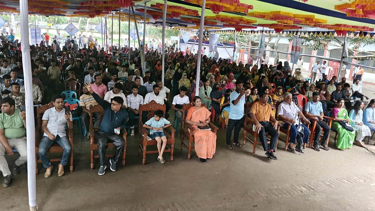 সাতক্ষীরায় শিখো–প্রথম আলো জিপিএ–৫ সংবর্ধনা অনুষ্ঠানে অতিথি, শিক্ষার্থী ও অভিভাবকেরা। শুক্রবার বেলা ১১টার দিকে সাতক্ষীরা সরকারি উচ্চবিদ্যালয় প্রাঙ্গণে