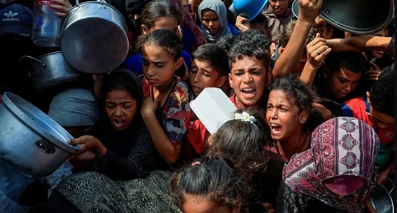 গাজা উপত্যকায় খাবারের জন্য ফিলিস্তিনিদের অপেক্ষা