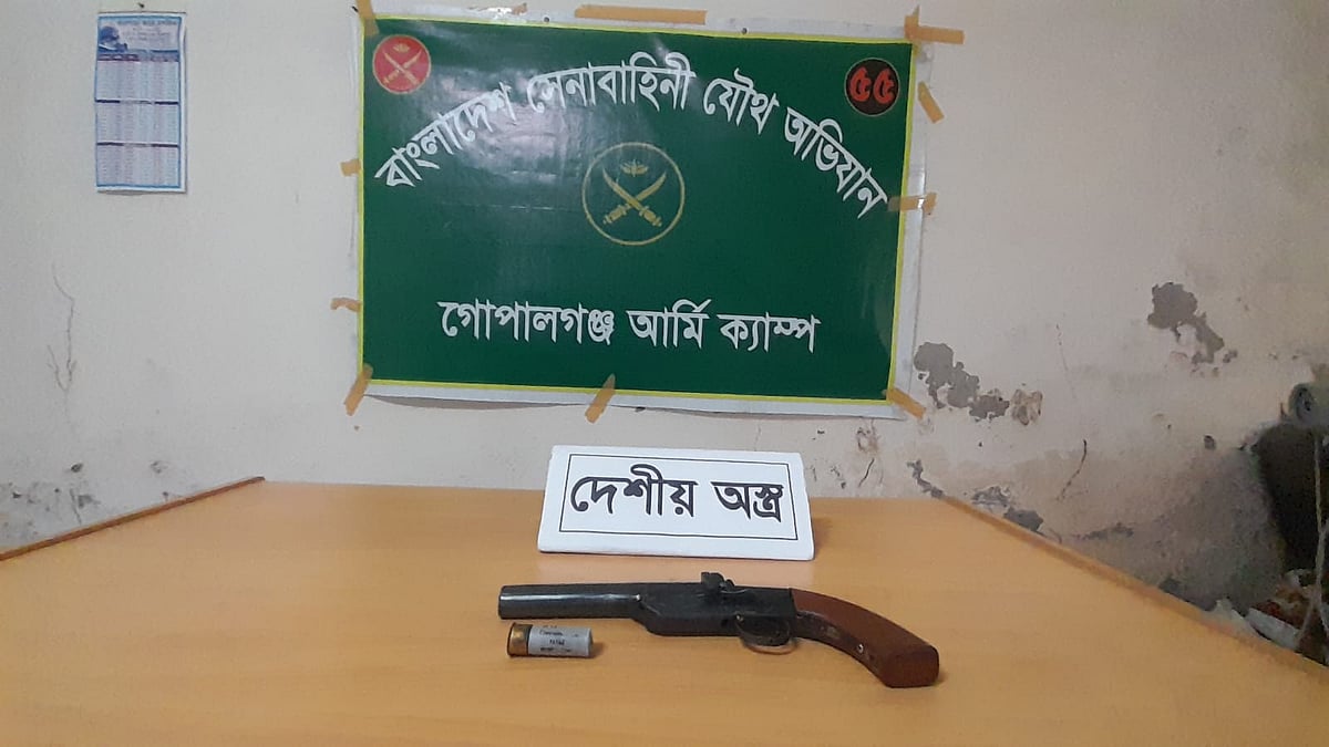 একটি গুলিসহ অভিযানে উদ্ধার করা দেশি পাইপগান। আজ শুক্রবার দুপুরে গোপালগঞ্জ সদর থানায়