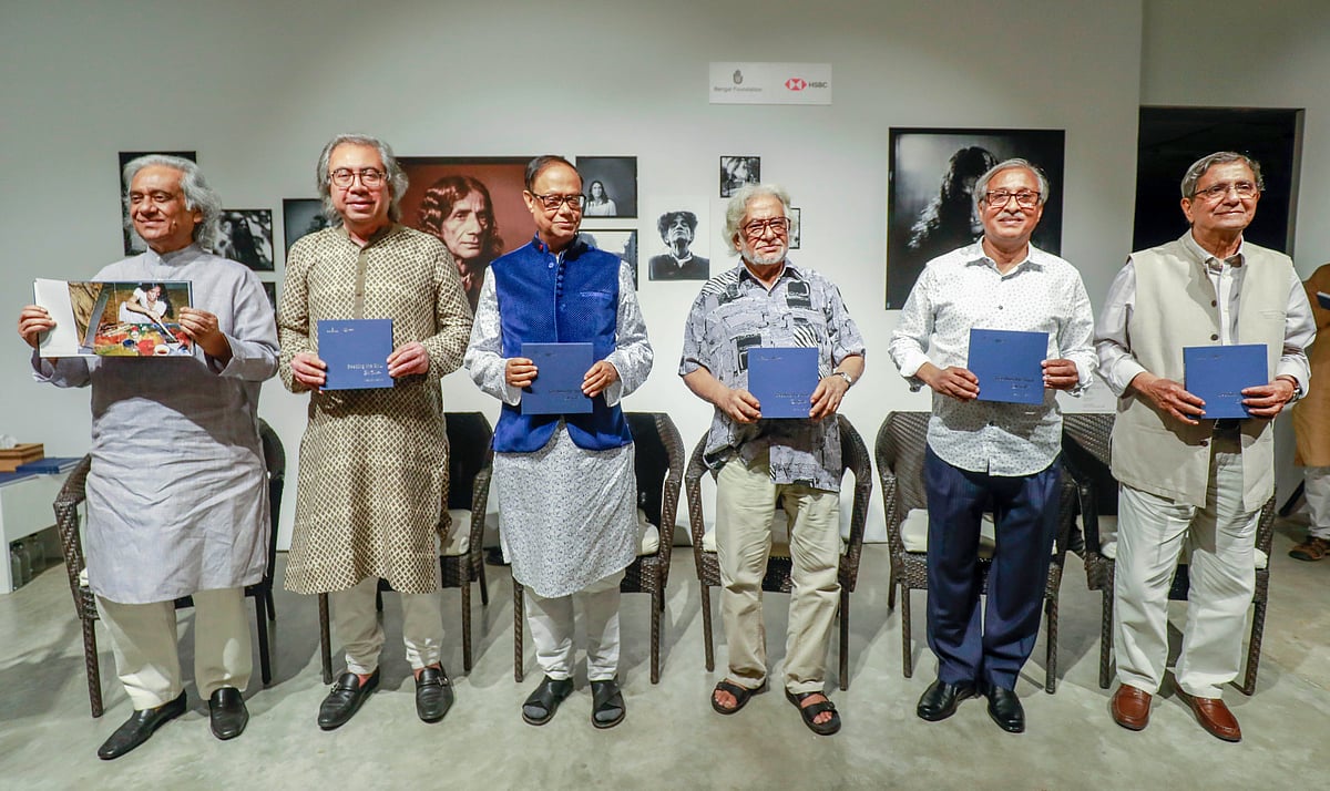 ‘শতবর্ষে সুলতান’ শীর্ষক আলোকচিত্র প্রদর্শনীর উদ্বোধনী অনুষ্ঠানে প্রকাশিত স্মরণিকার মোড়ক উন্মোচন করেন (বাঁ থেকে) আবুল খায়ের, মো. মাহবুব উর রহমান, আহসান এইচ মনসুর, মনিরুল ইসলাম, নাসির আলী মামুন ও মতিউর রহমান। শুক্রবার বিকেলে রাজধানীর বেঙ্গল শিল্পালয়ে